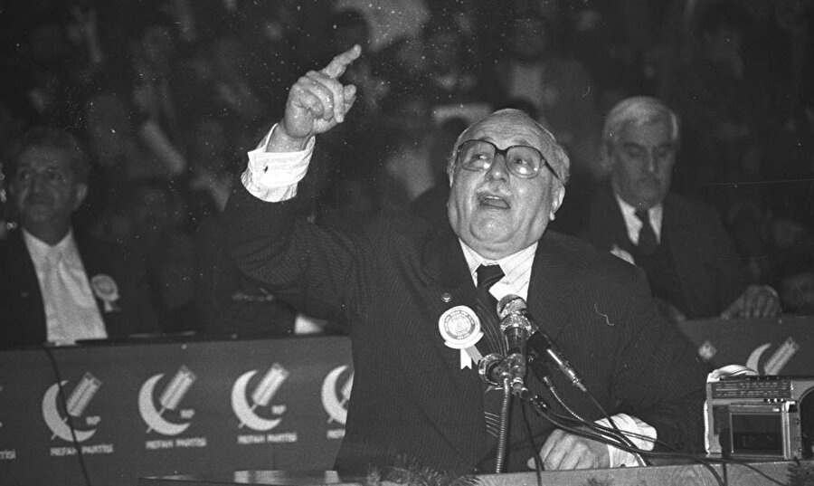 Ben sizi avucumun içi gibi tanırım. Siz bunu yapamazsınız. Çünkü siz zannediyorsunuz ki un var, su var, tuz var, ekmek yaparım. Ekmek için maya lazım maya. O maya sizde yok!